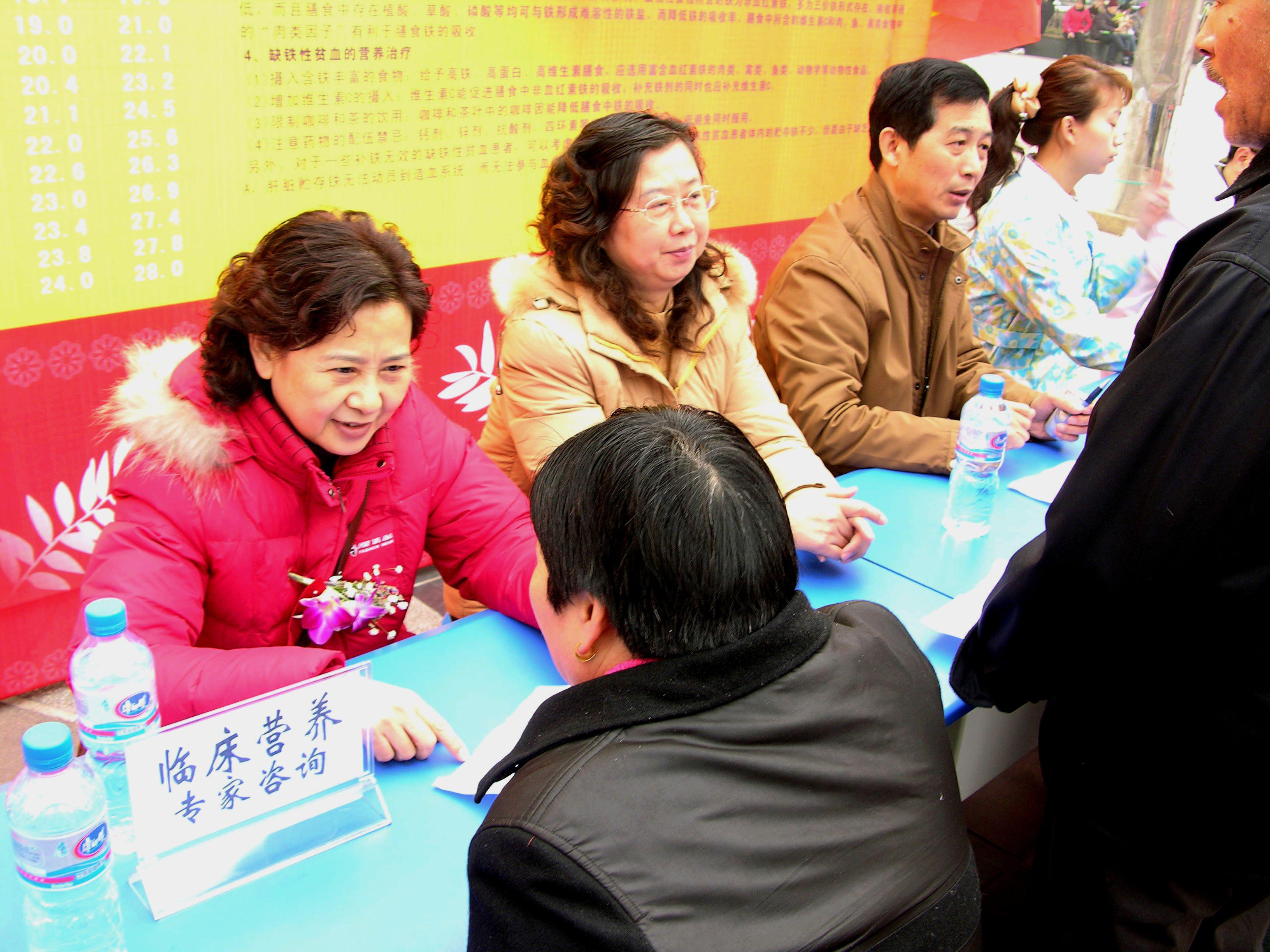 11.李明秀（左一）、王山川（左二）、蒋宝泉（右二）等专家为市民解答临床营养方面问题.jpg