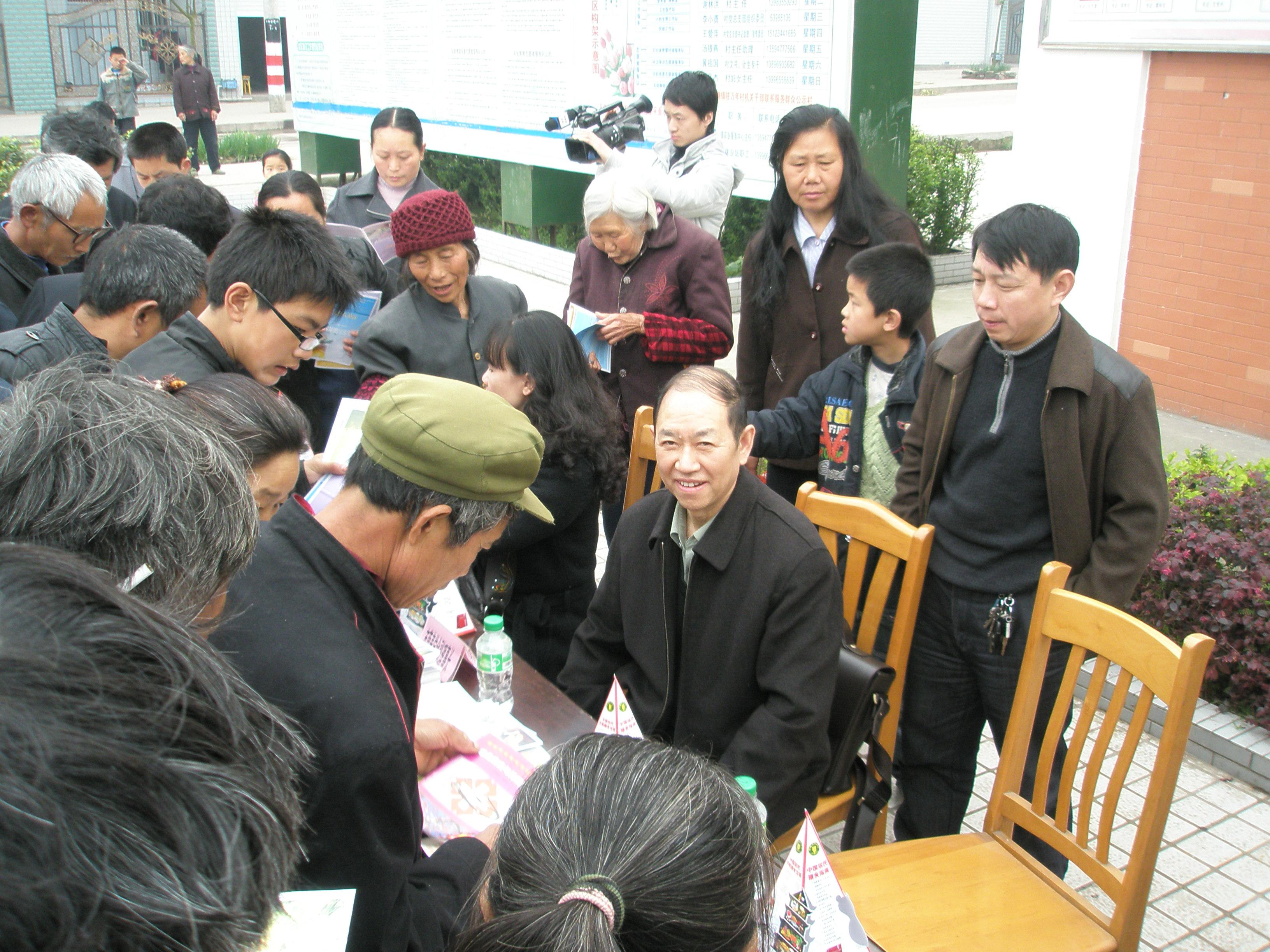 32.石元刚秘书长在梁平县屏锦镇万年村开展现场营养咨询.jpg